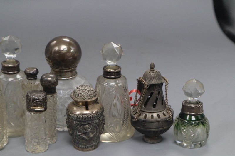 Ten assorted silver or white metal mounted glass atomisers and scent bottles etc.